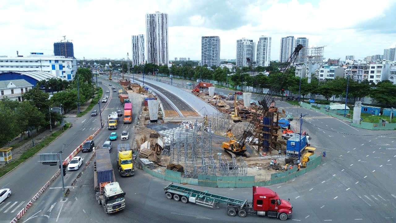 Viec thong xe ham chui giup phan luong giao thong de thi cong 2 nhanh cau vuot. Anh: Anh Tu