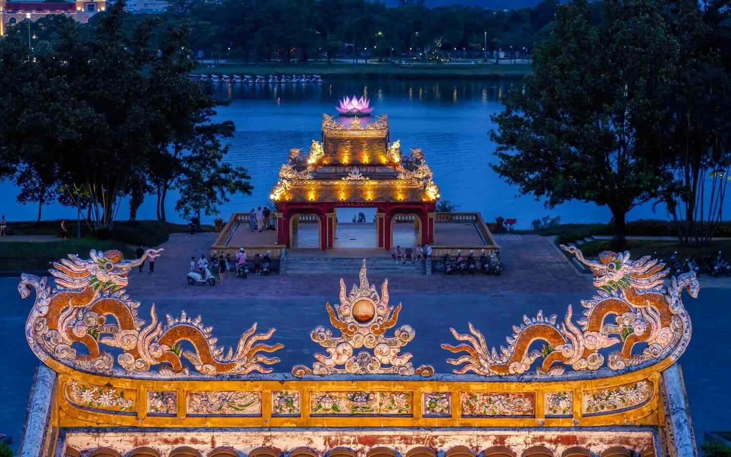 Theo Trung tam Luu tru quoc gia, tien than cua Nghenh Luong Dinh la Luong ta, von la mot thuy dinh duoc dung tam de Vua hong mat, den mua thu duoc do xuong.