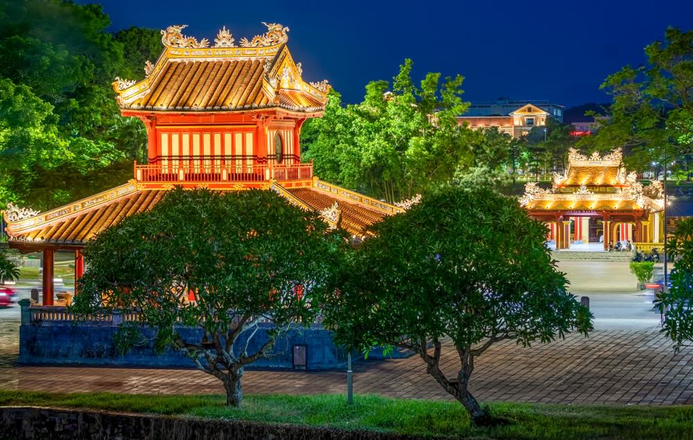 Hinh anh Nghenh Luong Dinh va Phu Van Lau duoc Ngan hang Nha nuoc Viet Nam chon in trong dong tien menh gia 50.000 dong (goc chup tren to tien 50.000 dong).
