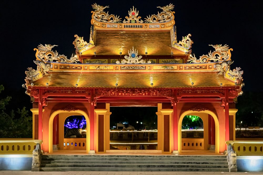 Nam Tu Duc thu 10 (1857) va nam Thanh Thai thu 15 (1903, nha Nguyen sai sua sang lai nha hong mat o song Huong. Tu thoi Khai Dinh, nha hong mat o ben Phu Van lau duoc goi la Nghenh Luong dinh.