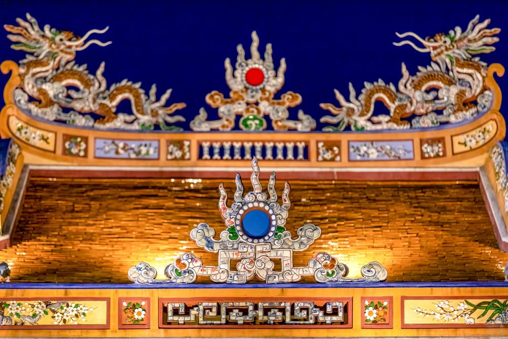Theo do, chu Nghenh Luong ta co nghia la nha Thuy ta de hong mat. Tai thoi diem nay, chuc nang cua cong trinh da thay doi, cong trinh khong con nam trong hanh cung Huong Giang, chi danh cho nha Vua ma da tro thanh san khau trinh dien kich hat cho cong chung xem trong cac ngay le lon.