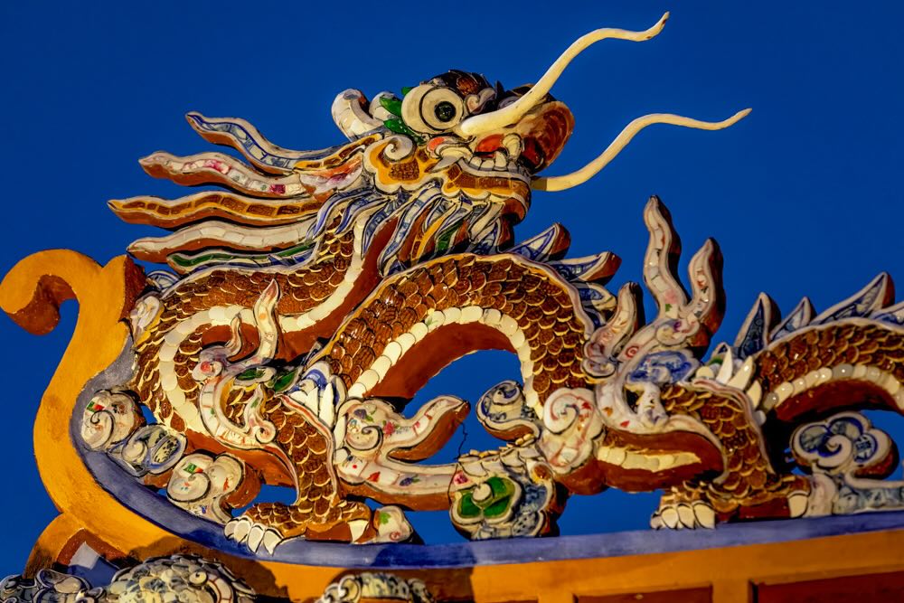 Voi chuc nang moi, Nghenh Luong dinh cung co nhung net tuong dong voi cac dinh dan gian khac, la tro thanh noi to chuc sinh hoat cong dong, chi khac la Nghenh Luong dinh thuoc quyen quan ly cua trieu dinh va chi mo cua cho cong chung trong cac ngay ky niem dac biet.