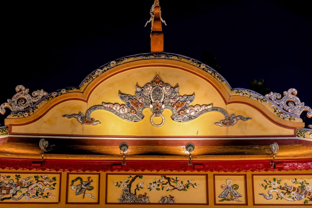 Bo khung go o phan tren, nhat la cac vi vo cua cung he thong lien ba duoc cham tro cong phu. Mai nha chinh lop ngoi ong luu ly vang, hai nha vo cua lop ngoi liet men vang.