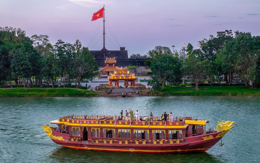 Nen Nghenh Luong ta cao 90cm, bo via bang gach vo va da thanh, phia bo song co 13 bac cap dan xuong mot hanh lang xay sat mat nuoc song Huong.