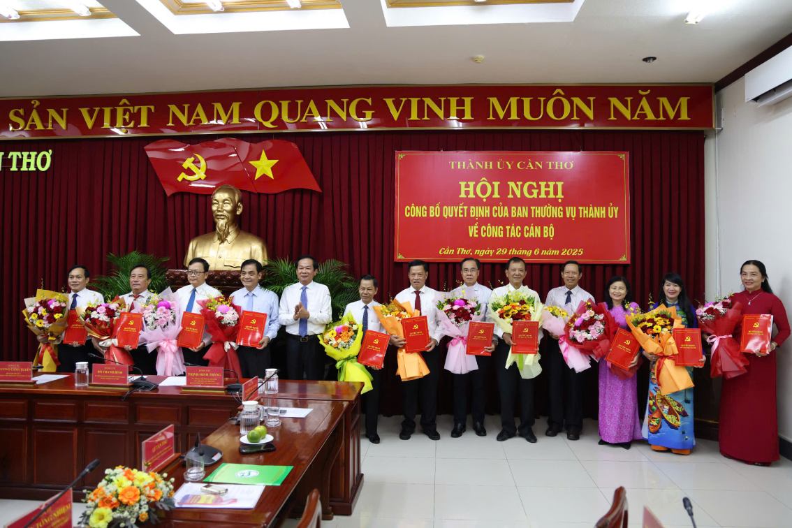 Bi thu Thanh uy Can Tho Do Thanh Binh trao cac Quyet dinh. Anh: Ta Quang