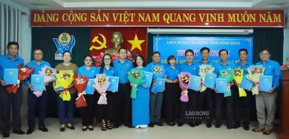 Ong Ha Duy Trung tang hoa, trao quyet dinh
