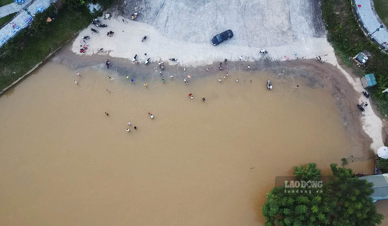 Khu vuc ben pha Nong Tien cu, phuong Minh Xuan nuoc len cao ngap cac bac len xuong. Anh: Viet Bac.