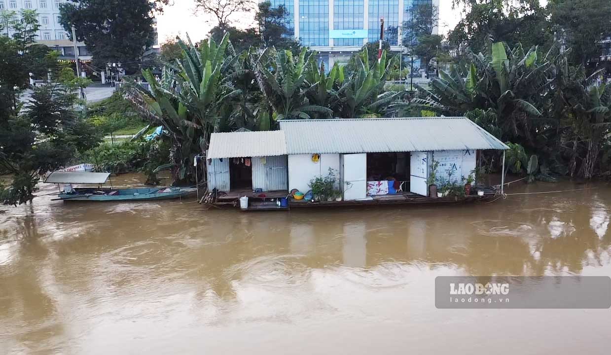 Rut kinh nghiem tu tranh lu lich su nam 2024, nam nay cac nha noi ven song da chu dong giang buoc an toan. Anh: Viet Bac.