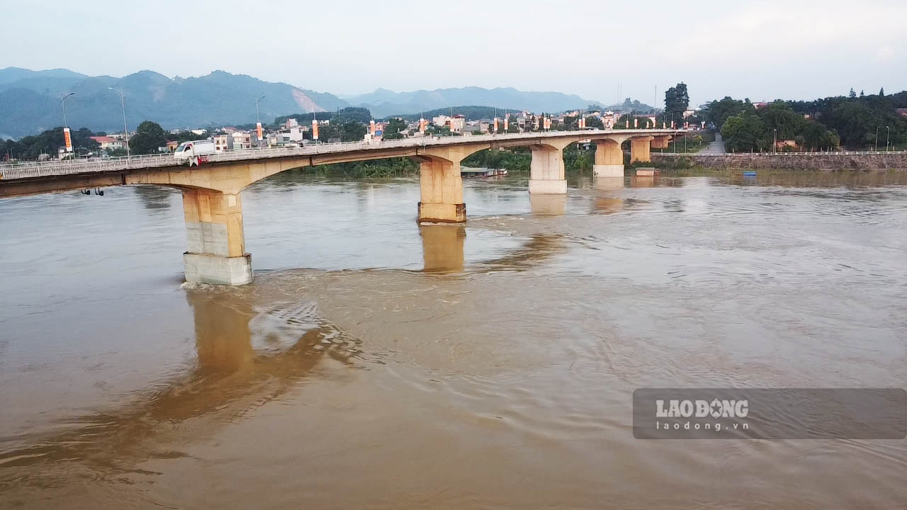 The water level of the Lo River rose after Tuyen Quang Hydropower Plant opened 3 bottom spillways. Photo: Viet Bac.