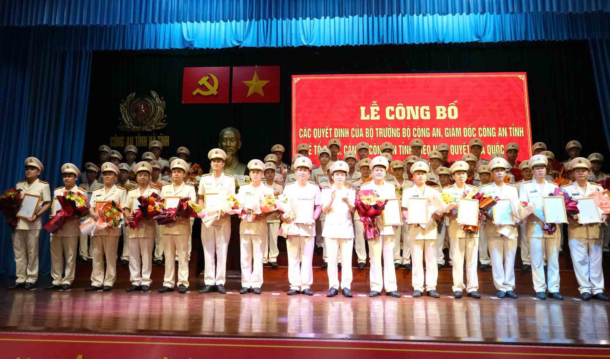 Trao quyết định điều động, bổ nhiệm Trưởng Công an của 69 xã, phường mới ở Hà Tĩnh. Ảnh: Công an Hà Tĩnh.