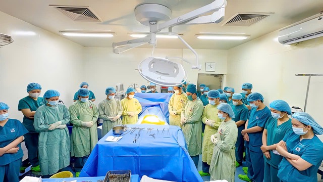 Doctors take time to thank the organ donor before taking the organ. Photo: Provided by the hospital