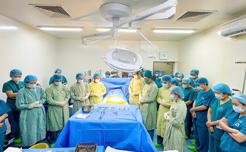 Doctors take time to thank the organ donor before taking the organ. Photo: Provided by the hospital