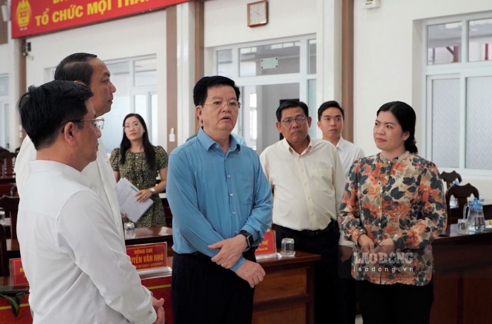 Lanh dao dia phuong bao cao tinh hinh cong viec voi Pho Thu tuong va doan cong tac. Anh: Nguyen Anh