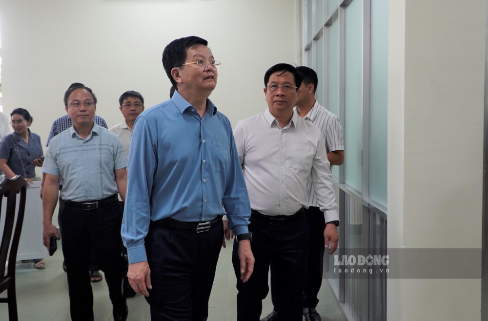 Pho Thu tuong cung doan kiem tra tru so lam viec Trung tam Phuc vu Hanh chinh cong cua phuong Rach Gia (moi). Anh: Nguyen Anh