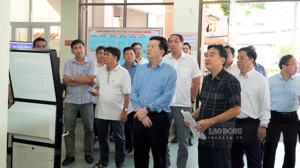 Deputy Prime Minister Mai Van Chinh inspected preparations for the operation of the two-level government model in Rach Gia ward (new). Photo: Nguyen Anh