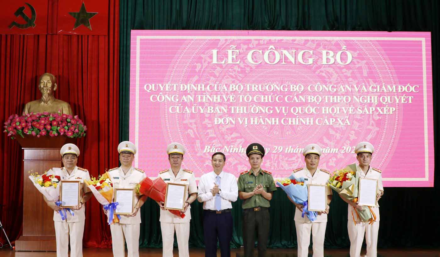 Chủ tịch UBND tỉnh Bắc Giang Nguyễn Việt Oanh và Thiếu tướng Bùi Duy Hưng, Giám đốc Công an tỉnh Bắc Ninh trao Quyết định và tặng hoa chúc mừng các Phó Giám đốc Công an tỉnh Bắc Ninh. Ảnh: Cổng TTĐT Bắc Ninh

