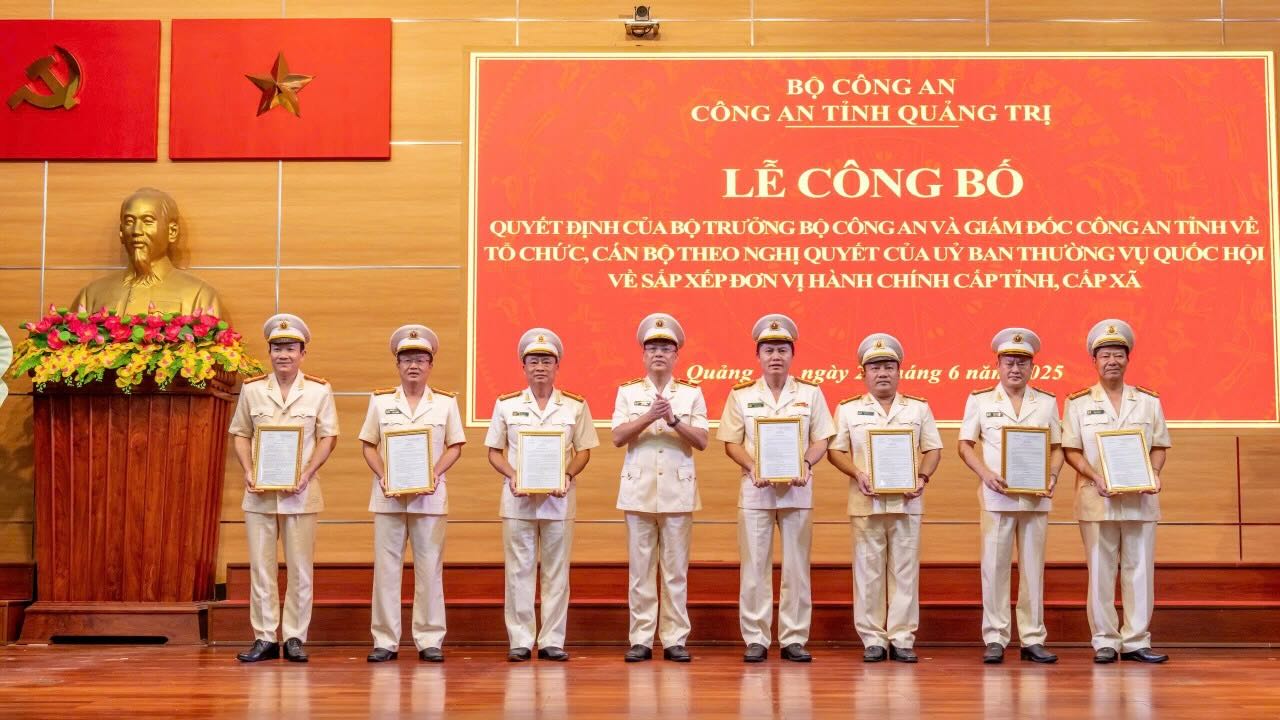 Thừa ủy quyền của lãnh đạo Bộ Công an, Thiếu tướng Nguyễn Thanh Liêm - Giám đốc Công an tỉnh trao các quyết định đối với các đồng chí Phó giám đốc Công an tỉnh sau sáp nhập. Ảnh: Công an Quảng Bình