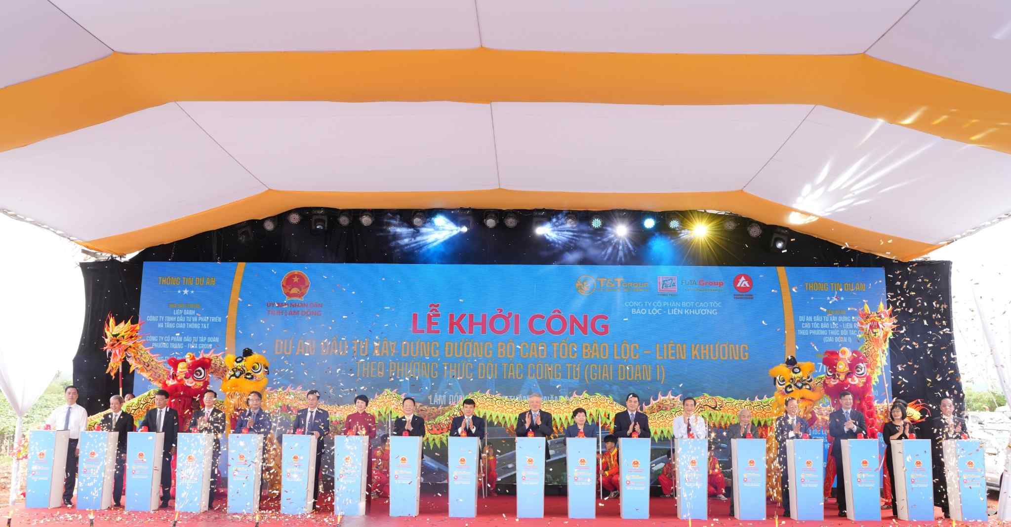 Pho Thu tuong Thuong truc Nguyen Hoa Binh va cac dai bieu thuc hien nghi thuc khoi cong du an dau tu xay dung cao toc Bao Loc - Lien Khuong. Anh: T&T Group