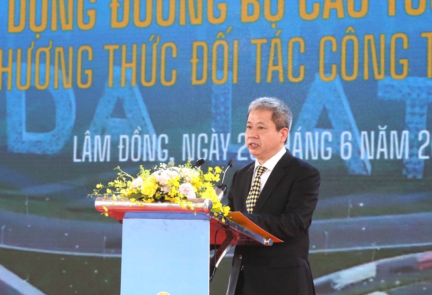 Ong Doan Tuan Anh, Chu tich HDQT kiem Tong Giam doc CTCP BOT Cao toc Bao Loc – Lien Khuong, dai dien lien danh nha dau tu phat bieu. Anh: T&T Group