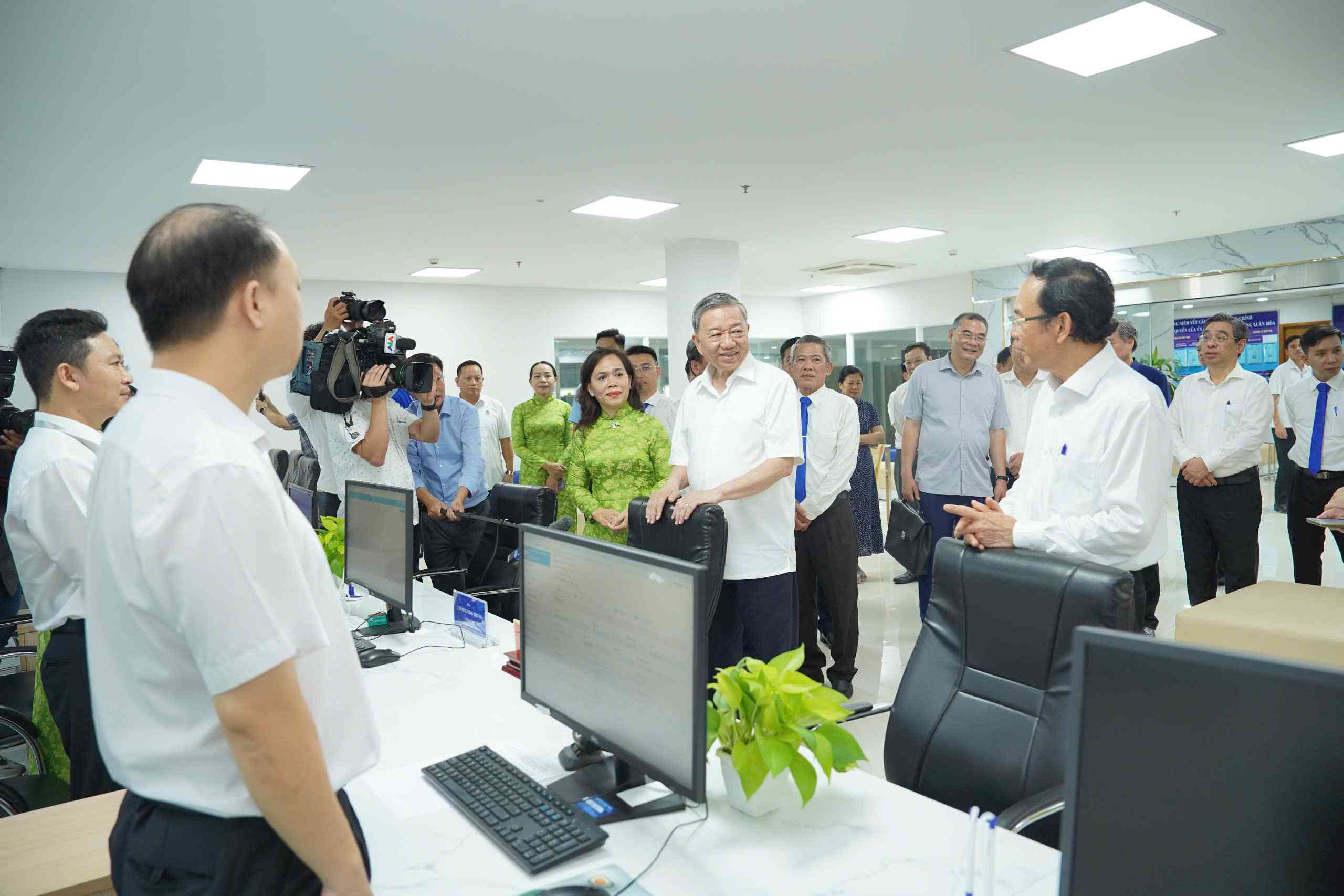 General Secretary To Lam at the meeting with the Standing Committee of the Xuan Hoa Ward Party Committee. Photo: Anh Tu