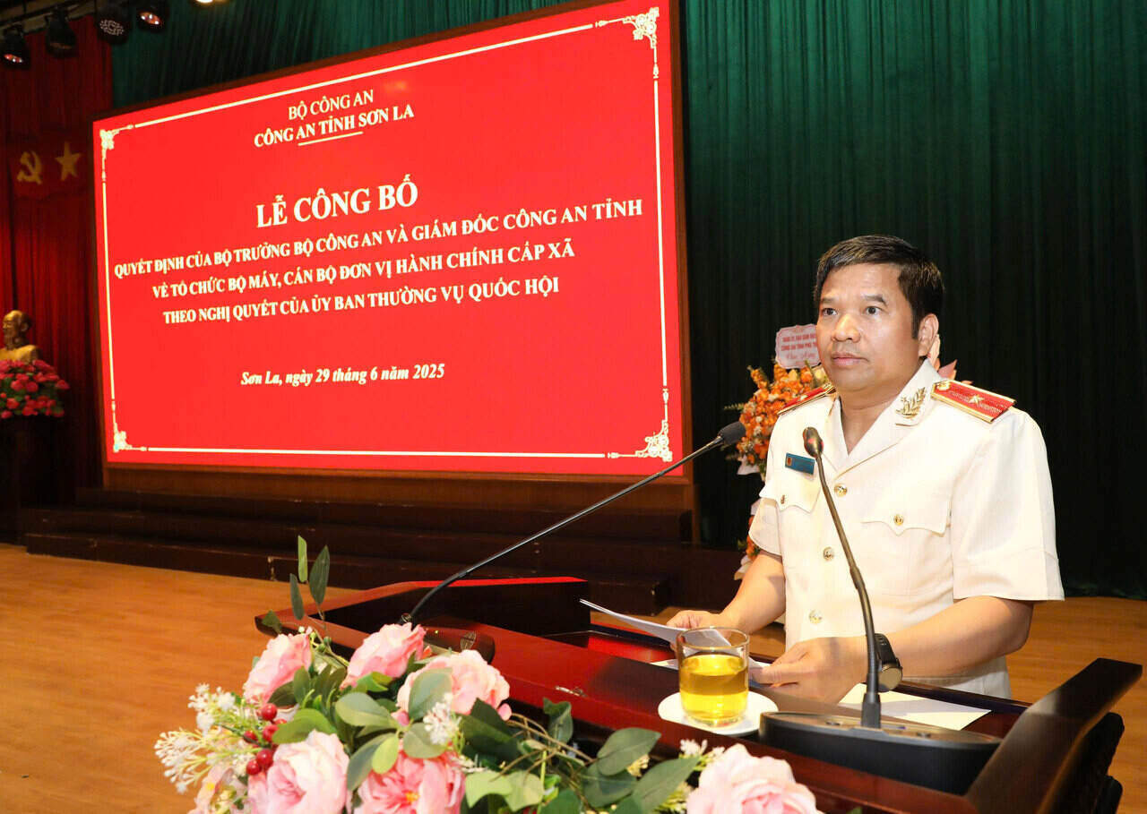 Thieu tuong Dang Trong Cuong, Giam doc Cong an tinh Son La phat bieu chi dao tai Le cong bo to chuc bo may Cong an cap xa, phuong theo mo hinh moi. Anh: Cao Thien