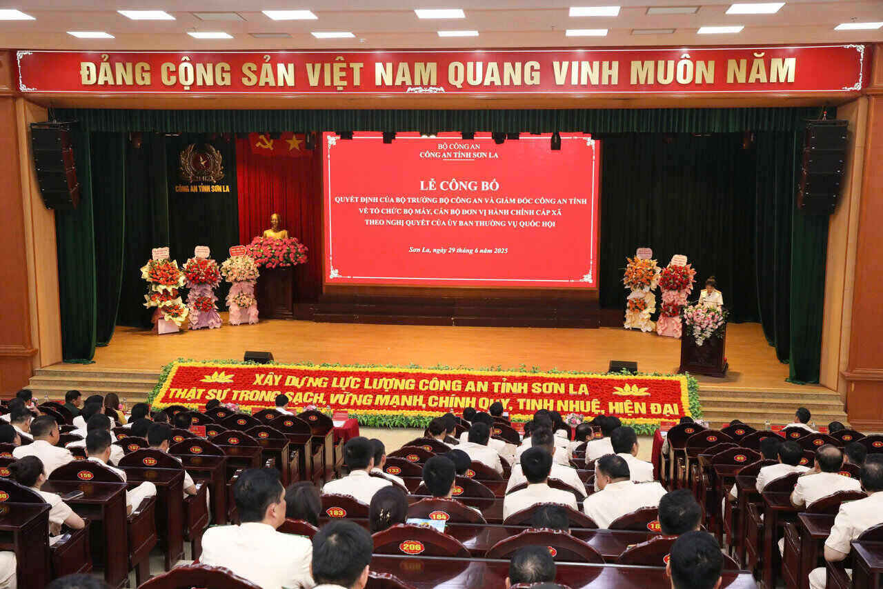 Toan canh Le cong bo quyet dinh ve to chuc bo may, can bo Cong an cap xa theo don vi hanh chinh moi tai tinh Son La. Anh: Cao Thien