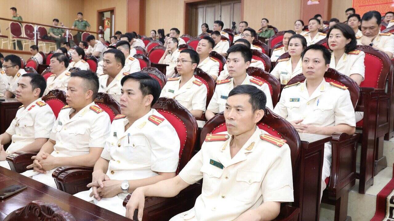 Luc luong Cong an cap xa, phuong tinh Son La nghiem tuc tiep thu cac noi dung tai buoi le cong bo. Anh: Cao Thien