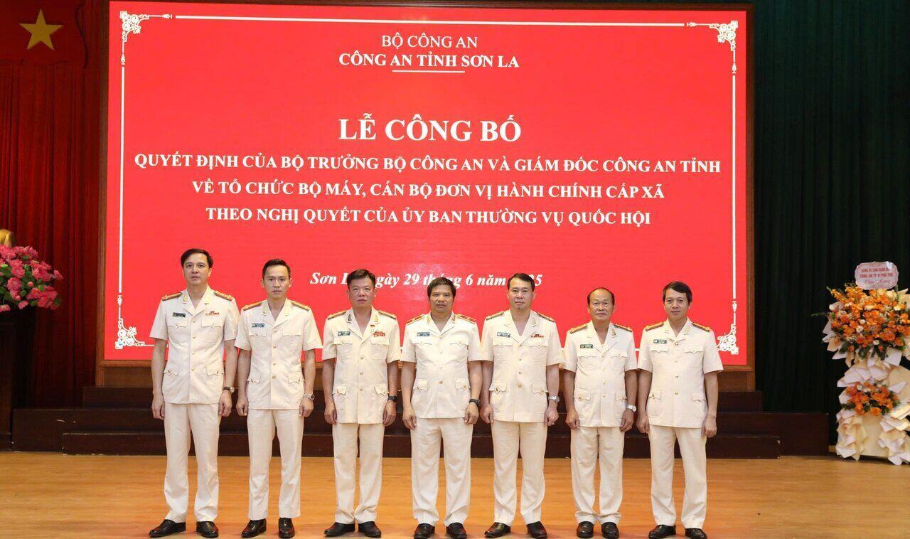 The Board of Directors of Son La Provincial Police and leaders at the department and commune levels took a souvenir photo at the Announcement Ceremony. Photo: Cao Thien
