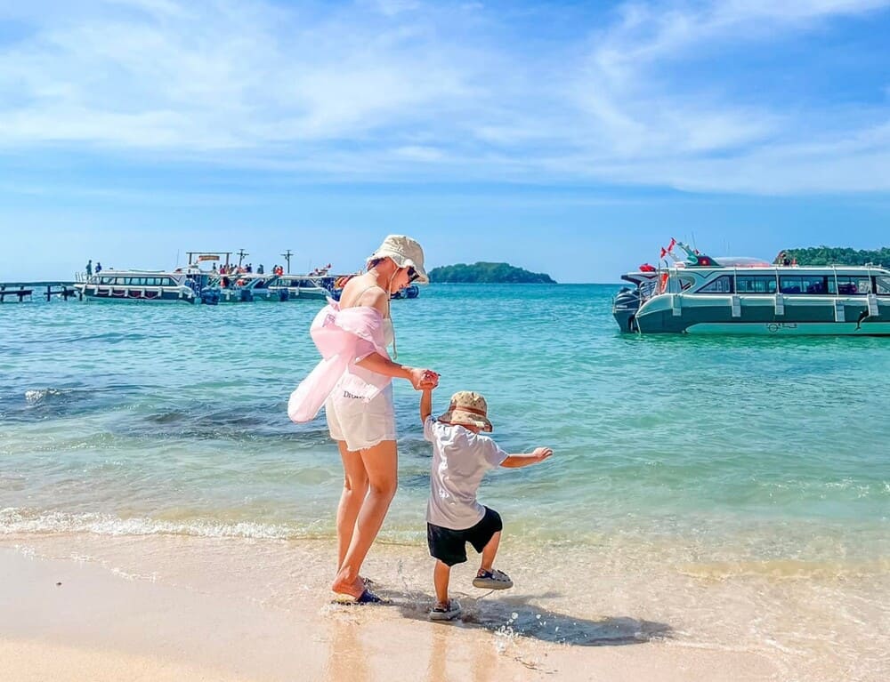 A summer vacation at sea will help children have many interesting experiences and learn more about life skills. Photo: Linh Chi