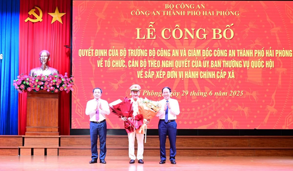 Lanh dao Thanh uy Hai Phong va Tinh uy Hai Duong tang hoa chuc mung Dai ta Bui Quang Binh, Giam doc Cong an thanh pho Hai Phong. Ảnh: Cong an Hai Phong