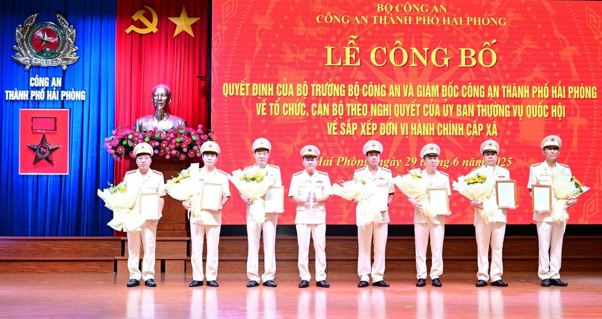 Colonel Bui Quang Binh, Director of Hai Phong City Police, presented the decisions to 7 Deputy Directors of the City Police. Photo: Hai Phong Police