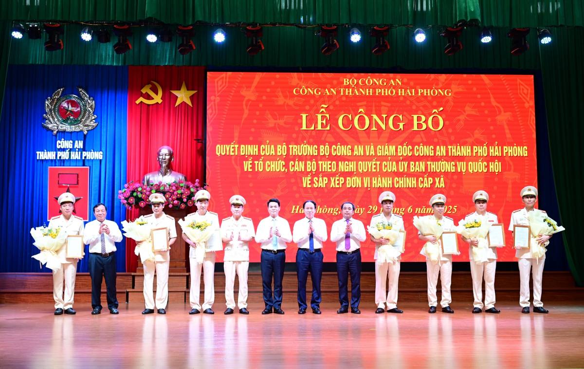 Thuong truc Thanh uy Hai Phong va Thuong truc Tinh uy Hai Duong tang hoa chuc mung cac dong chi Pho giam doc Cong an thanh pho. Ảnh: Cong an Hai Phong