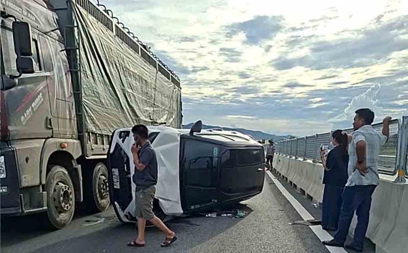 The scene of the accident between a truck and a car on the highway in Cam Quang commune, causing the car to overturn. Photo: Minh Tuan.