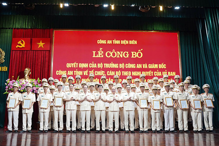 Cong an tinh Dien Bien da cong bo cac quyet dinh doi voi: 45 dong chi Truong Cong an xa, phuong,