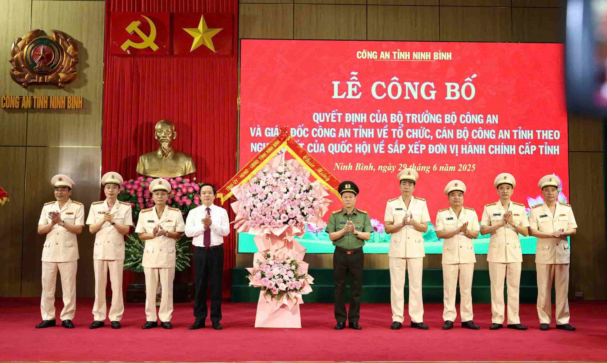 Mr. Pham Quang Ngoc - Chairman of Ninh Binh Provincial People's Committee presented flowers to congratulate the new Ninh Binh Provincial Police Department. Photo: Nguyen Binh