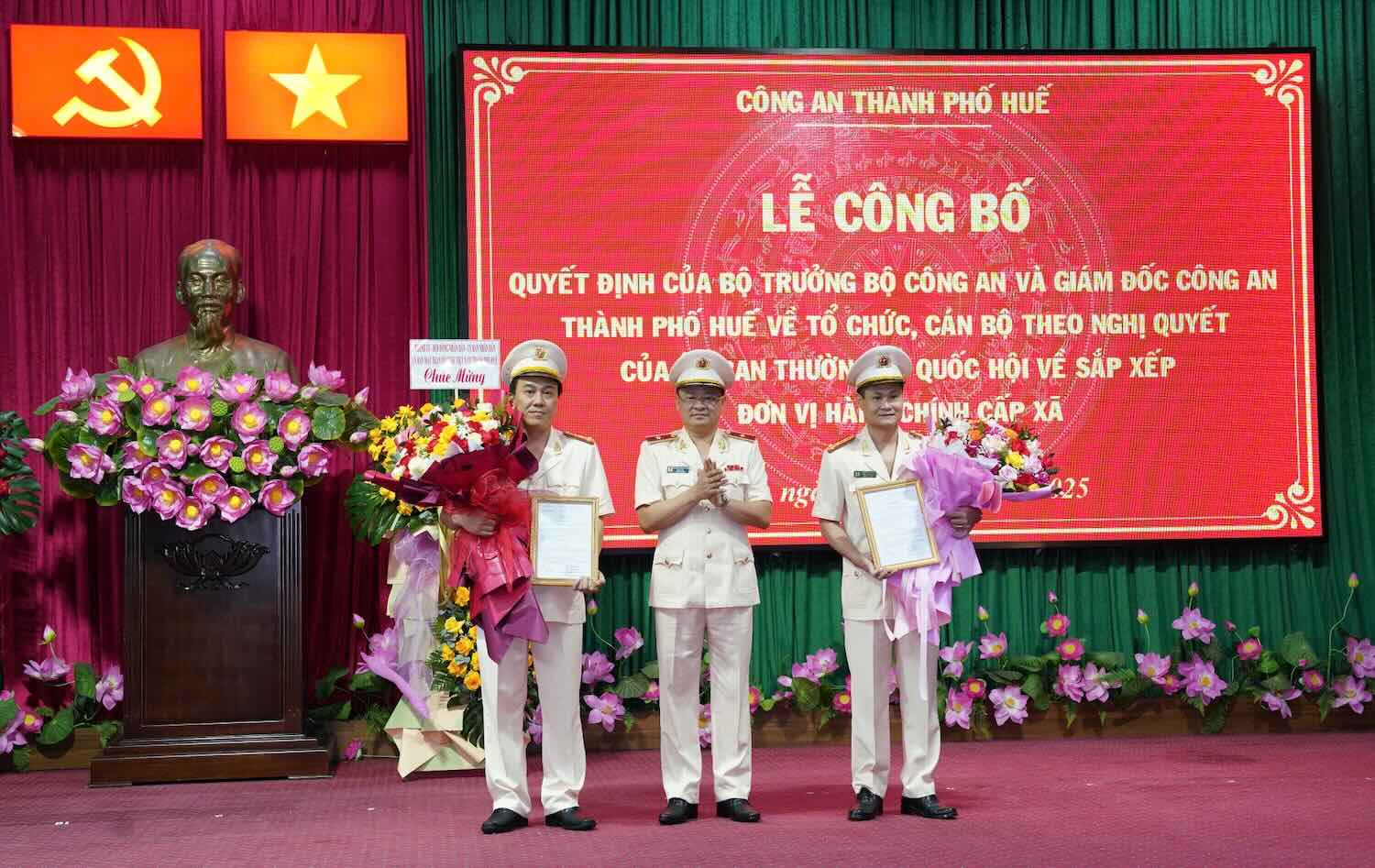 Major General Nguyen Thanh Tuan - Director of Hue City Police presented the decision and presented flowers to congratulate the two Deputy Directors. Photo: Phan Be