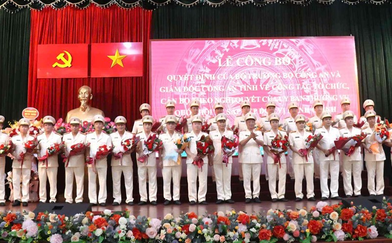 Major General Tran Xuan Anh - Director of Hung Yen Provincial Police presented flowers to congratulate the Police Chiefs of communes and wards. Photo: Quang My