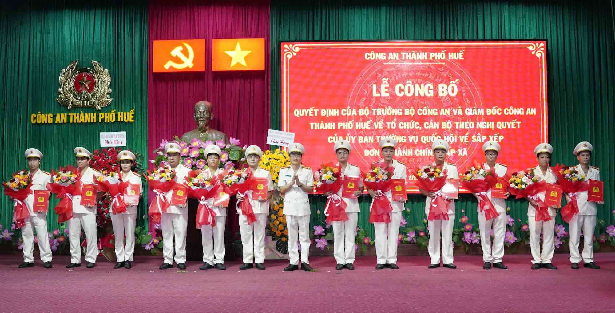 Leaders of Hue City Police presented the decision and presented flowers to congratulate the commune-level police units. Photo: Phan Be