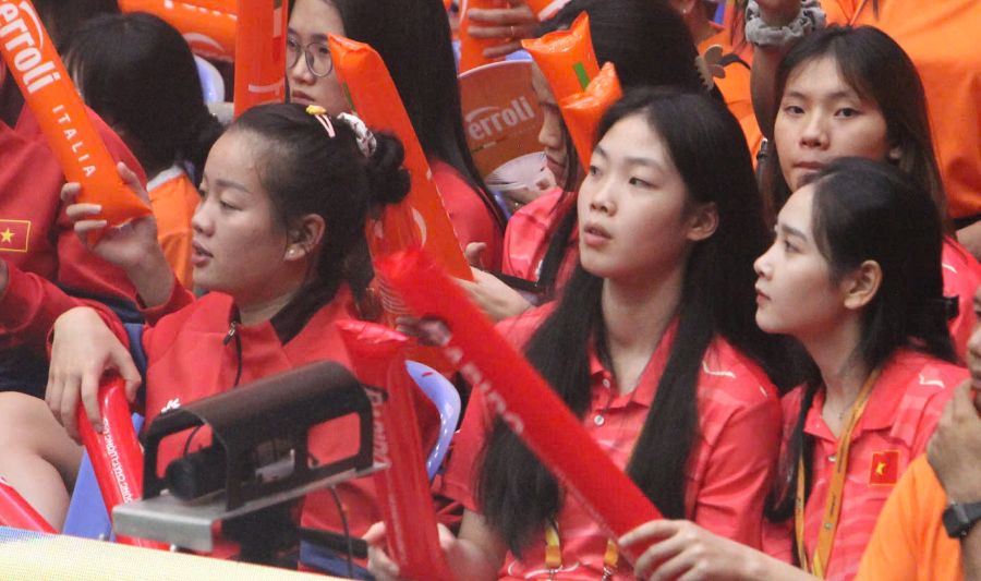 U21 Viet Nam theo doi tran tuyen bong chuyen nu Viet Nam gap Philippines. Anh: Tri Lam