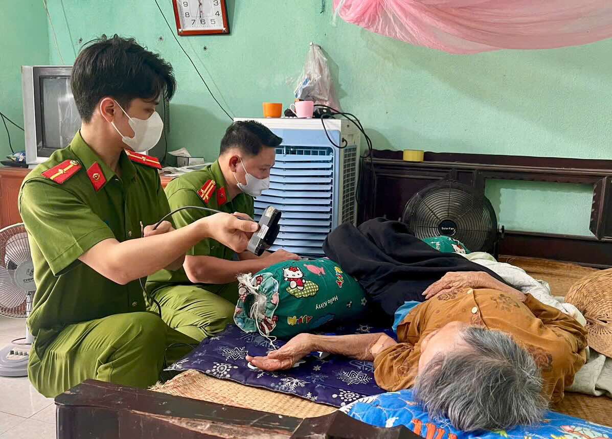 Thanh Hoa Provincial Police directly went to the families of martyrs whose relatives were elderly and unable to walk to collect DNA. Photo: Thanh Hoa Provincial Police