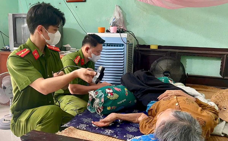 Thanh Hoa Provincial Police directly went to the families of martyrs whose relatives were elderly and unable to walk to collect DNA. Photo: Thanh Hoa Provincial Police