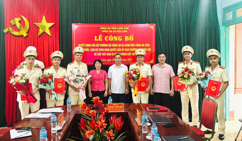 The leaders of Van Linh commune (new) presented flowers to congratulate the collective leadership of the commune police. Photo: Hoang Tho