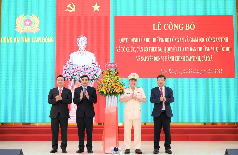 Leaders of Lam Dong, Binh Thuan, Dak Nong provinces presented flowers to congratulate the new Director of Lam Dong Provincial Police. Photo: Lam Hong