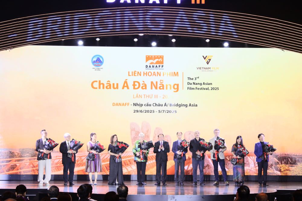 Mr. Nguyen Van Hung - Member of the Party Central Committee, Minister of Culture, Sports and Tourism presented flowers to the judges of the 3rd Da Nang Asian Film Festival. Photo: Tran Thi