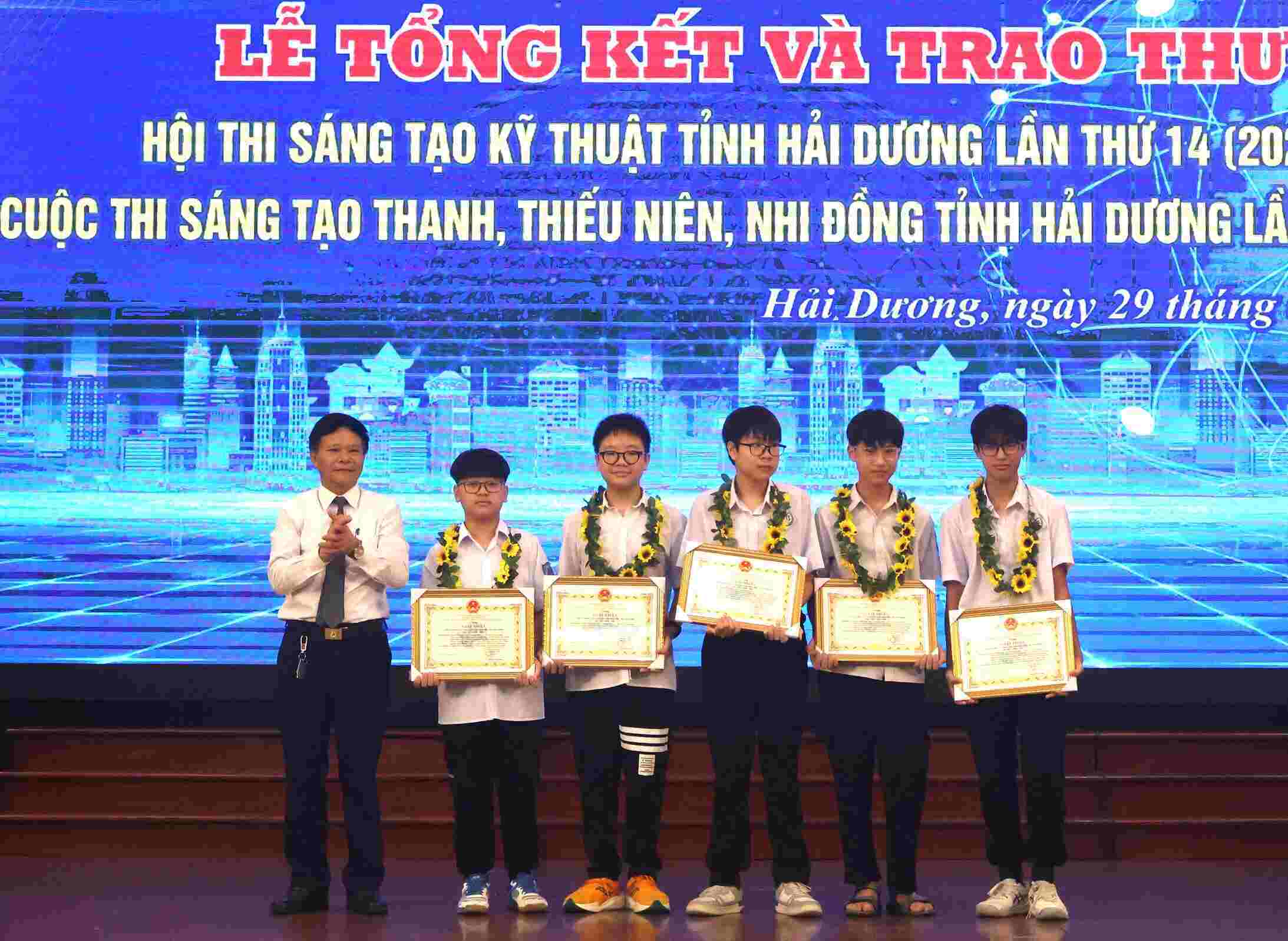 The group of authors received the first prize of the 19th Youth, Youth and Children's Creative Competition. Photo: Hai Duong Provincial Portal