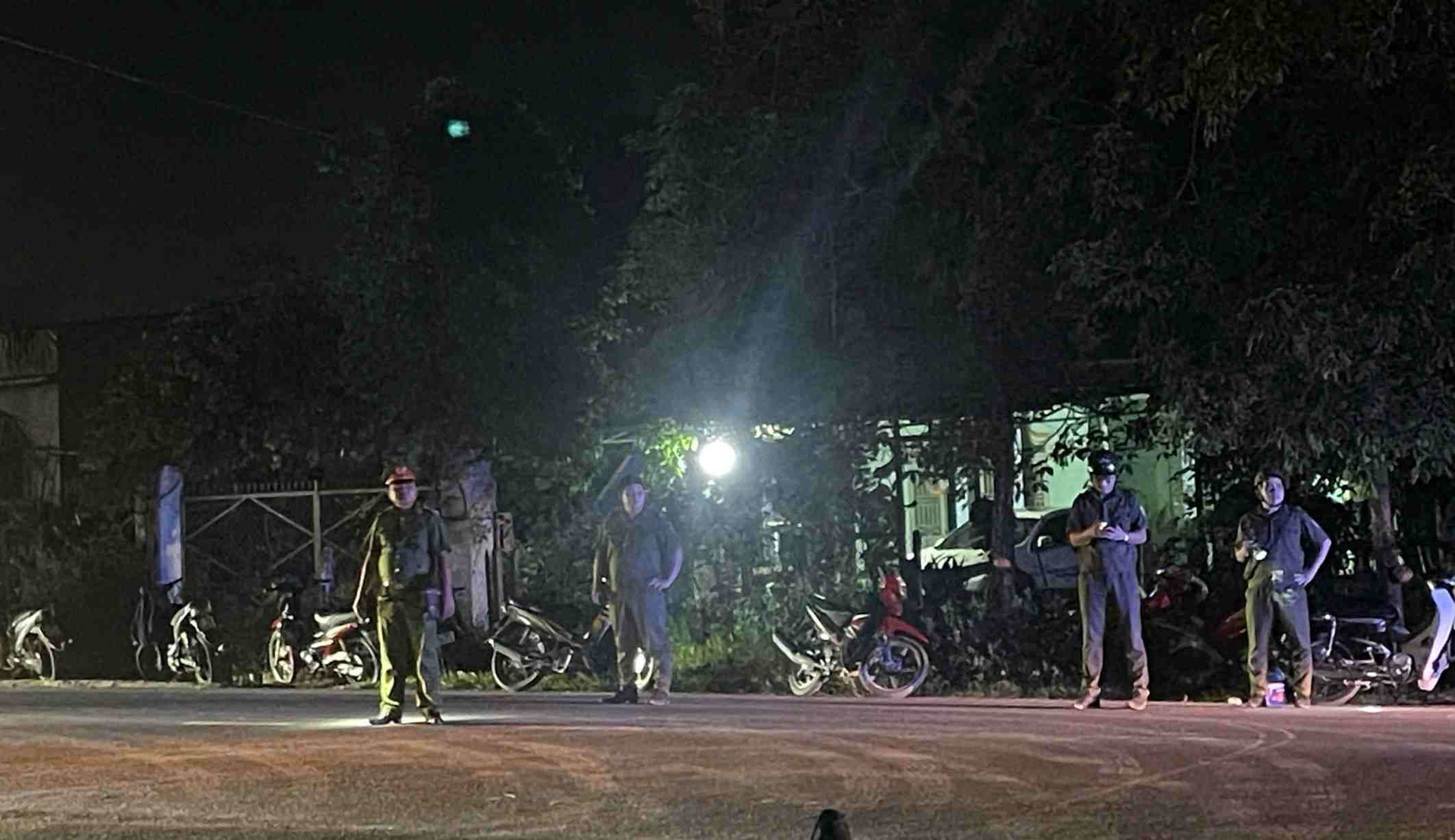 Luc luong chuc nang tuc truc o cac nga duong de dieu tiet giao thong, uu tien xe cuu hoa vao hien truong dap lua. Anh: Dinh Trong