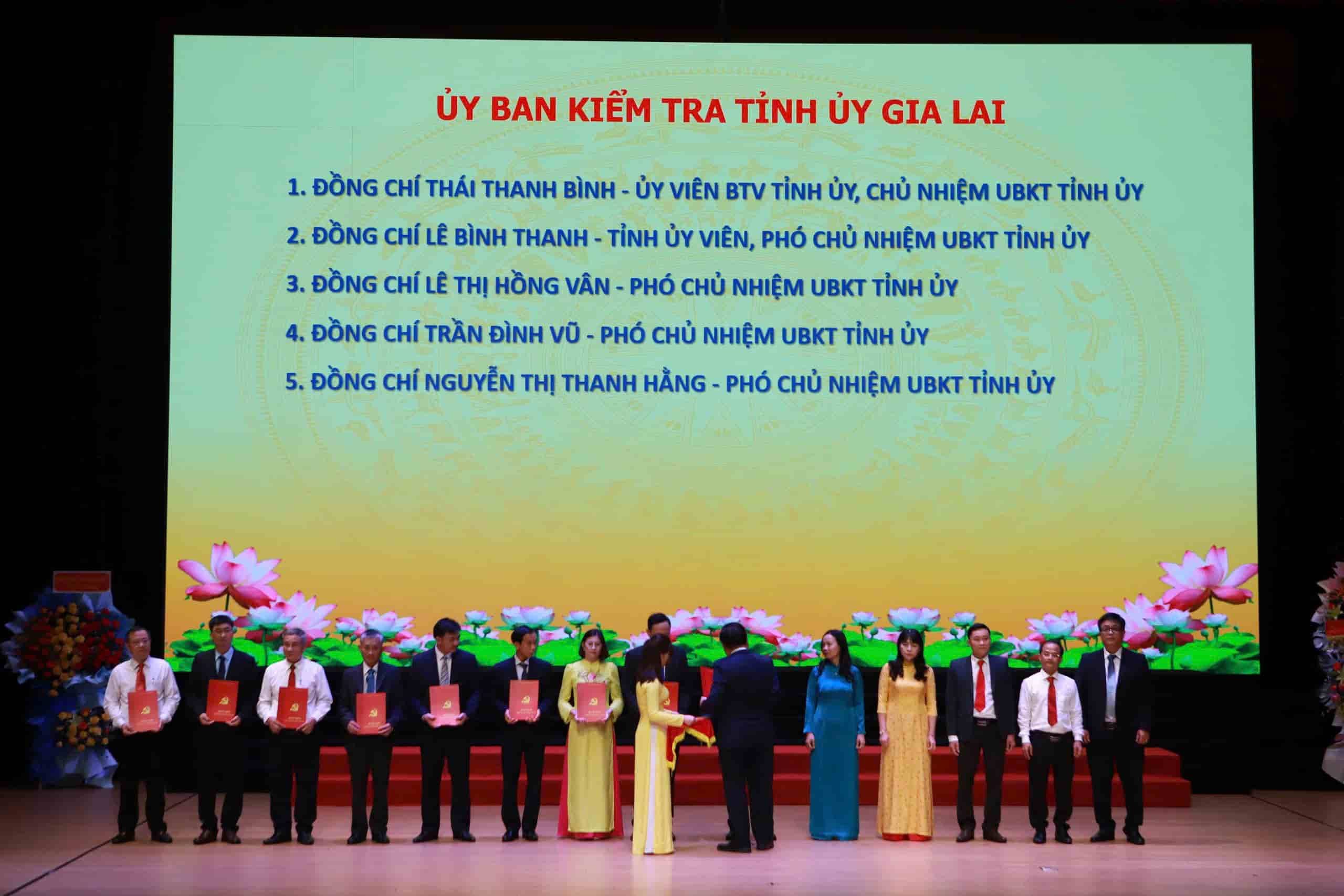 La Secretaria decidio nombrar miembros, presidente, vicepresidente del Comite de Inspeccion del Comite del Partido Provincial de GIA Lai (nuevo). Foto: Hoai Phuong