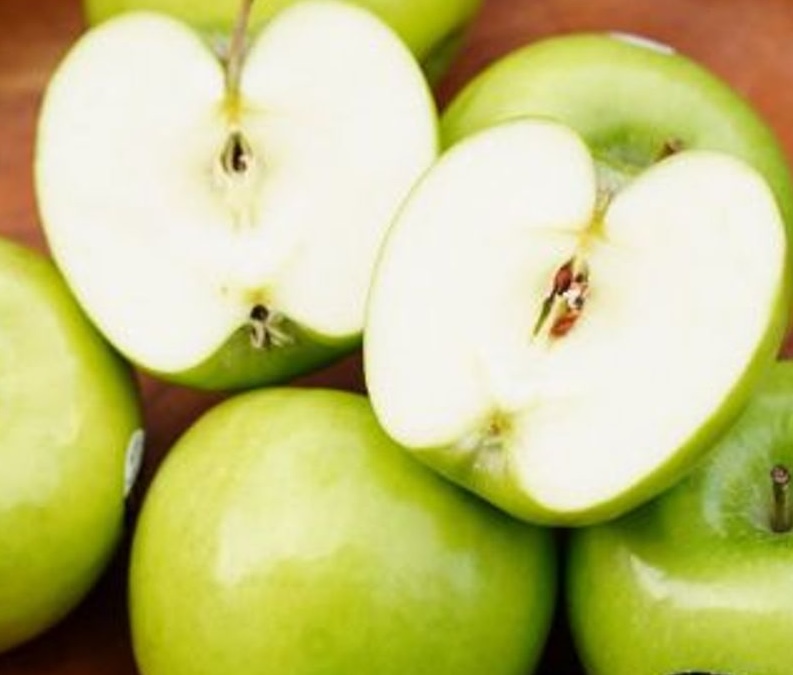 Apples, especially green apples, contain vitamin C, which helps increase the ability to excrete uric acid through the kidneys. Photo: Kieu Vu