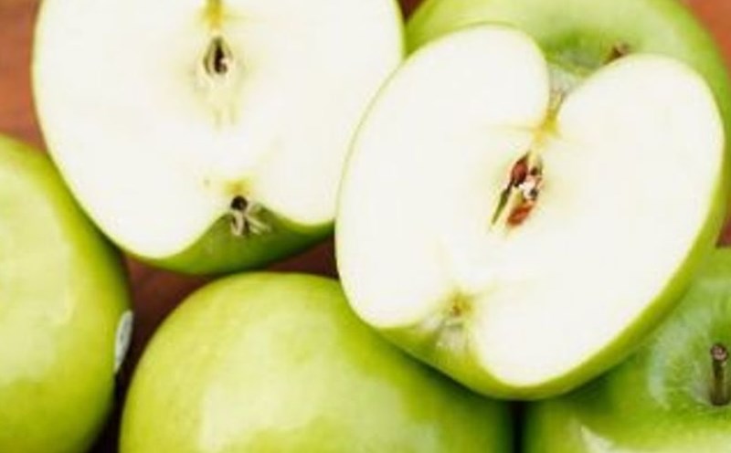 Apples, especially green apples, contain vitamin C, which helps increase the ability to excrete uric acid through the kidneys. Photo: Kieu Vu