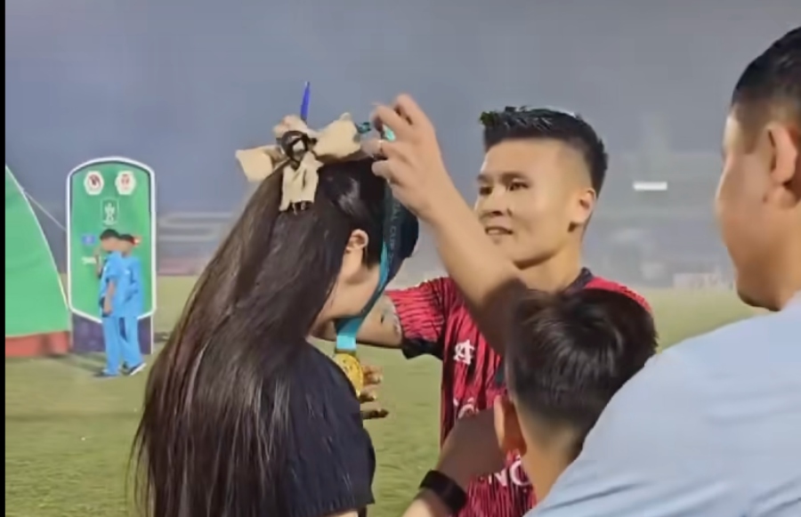 Quang Hai presented the medal to Chu Thanh Huyen. Photo: Cut from video